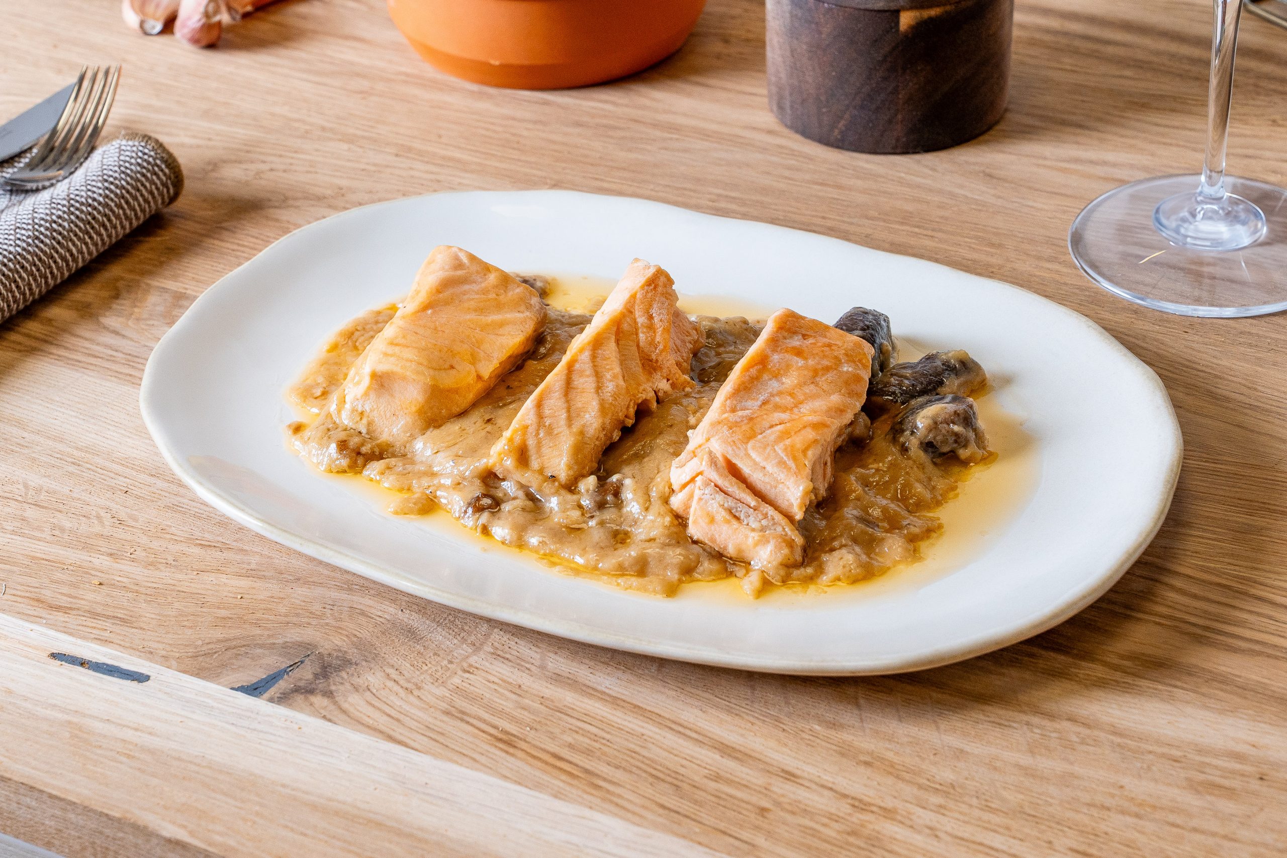 Lomo de Salmon en Salsa Boletus